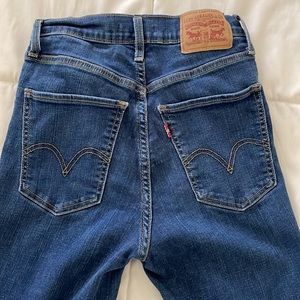 Levi distressed mile high super skinny dark wash 26
